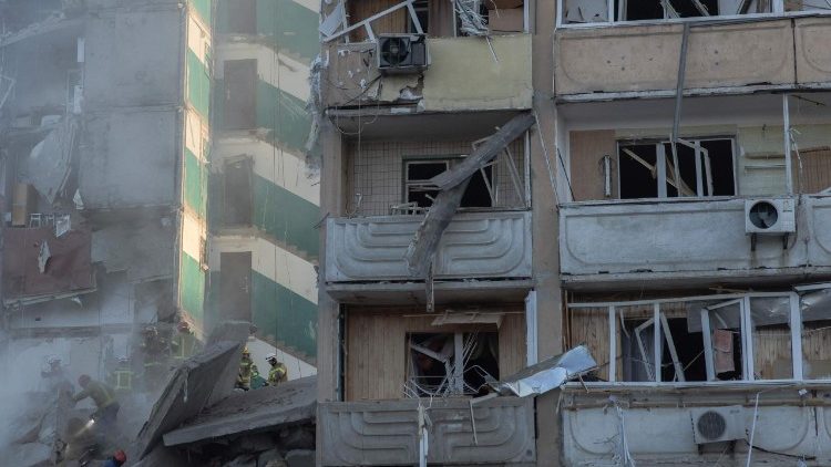 Equipes de resgate trabalham em um pr&eacute;dio residencial parcialmente destru&iacute;do ap&oacute;s ataques de drones e m&iacute;sseis russos em Kiev, em 14 de maio de 2026, em meio &agrave; invas&atilde;o russa na Ucr&acirc;nia. A capital ucraniana sofreu um intenso ataque a&eacute;reo no in&iacute;cio da manh&atilde; de 14 de maio, conforme relatado por um jornalista da AFP, enquanto o prefeito de Kiev afirmava que a R&uacute;ssia estava atacando a cidade. (Foto de Roman PILIPEY / AFP)
