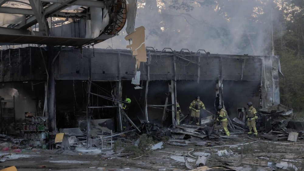Bombeiros trabalham no local de um posto de gasolina destruído após ataques de drones e mísseis russos em Kiev, em 14 de maio de 2026, em meio à invasão russa na Ucrânia. A capital da Ucrânia sofreu um intenso ataque aéreo no início da manhã de 14 de maio, conforme relatado por um jornalista da AFP, enquanto o prefeito de Kiev afirmava que a Rússia estava atacando a cidade. (Foto de Roman PILIPEY / AFP)
