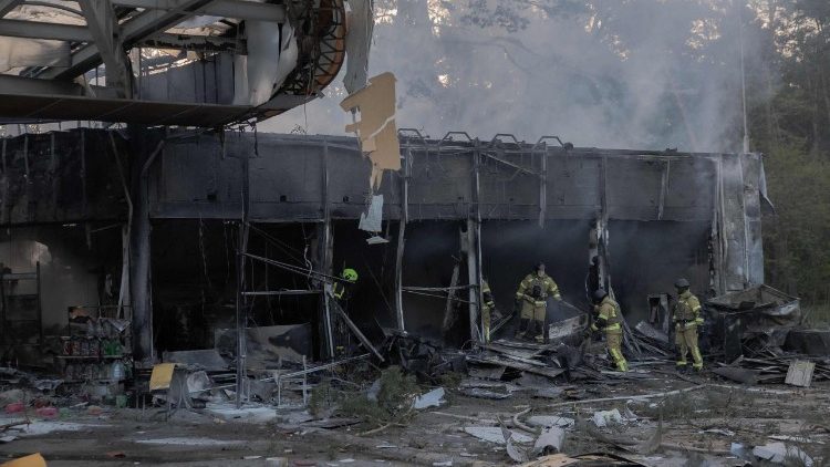 Bombeiros trabalham no local de um posto de gasolina destru&iacute;do ap&oacute;s ataques de drones e m&iacute;sseis russos em Kiev, em 14 de maio de 2026, em meio &agrave; invas&atilde;o russa na Ucr&acirc;nia. A capital da Ucr&acirc;nia sofreu um intenso ataque a&eacute;reo no in&iacute;cio da manh&atilde; de 14 de maio, conforme relatado por um jornalista da AFP, enquanto o prefeito de Kiev afirmava que a R&uacute;ssia estava atacando a cidade. (Foto de Roman PILIPEY / AFP)