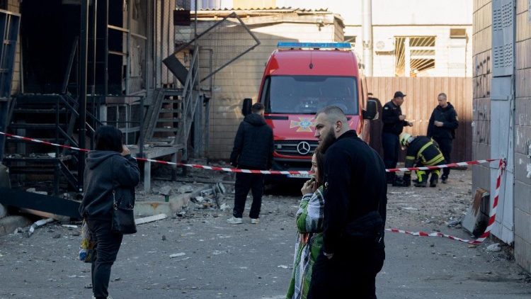 Moradores locais se consolam perto de um pr&eacute;dio residencial parcialmente destru&iacute;do ap&oacute;s ataques de drones e m&iacute;sseis russos em Kiev, em 14 de maio de 2026, em meio &agrave; invas&atilde;o russa da Ucr&acirc;nia. A R&uacute;ssia lan&ccedil;ou mais de 670 drones e 56 m&iacute;sseis contra a Ucr&acirc;nia durante a noite, anunciou o presidente ucraniano em 14 de maio de 2026. (Foto de Tetiana DZHAFAROVA / AFP)