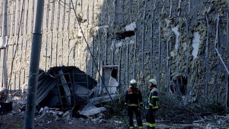 Equipes de resgate e socorristas atuam no local de um pr&eacute;dio residencial parcialmente destru&iacute;do ap&oacute;s ataques de drones e m&iacute;sseis russos em Kiev, em 14 de maio de 2026, em meio &agrave; invas&atilde;o russa da Ucr&acirc;nia. A R&uacute;ssia lan&ccedil;ou mais de 670 drones e 56 m&iacute;sseis contra a Ucr&acirc;nia durante a noite, anunciou o presidente ucraniano em 14 de maio de 2026. (Foto de Tetiana DZHAFAROVA / AFP)