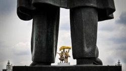 Parte do monumento ao fundador da União Soviética, Vladimir Lenin, é vista em frente a um conjunto de esculturas na entrada principal do Centro de Exposições de Toda a Rússia (VDNKh) em Moscou, em 14 de maio de 2026. (Foto de Alexander Nemenov / AFP)
