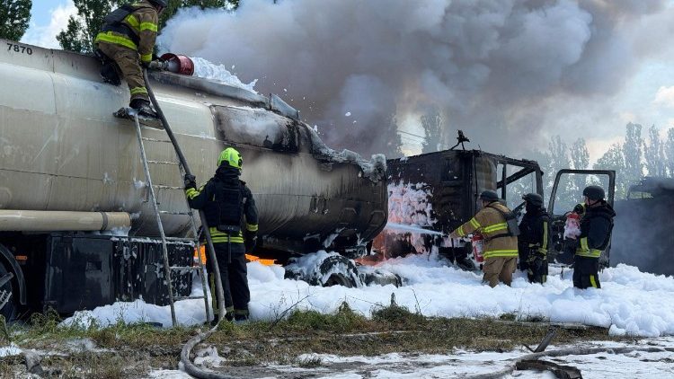 Equipes de resgate ucranianas trabalham para extinguir um inc&ecirc;ndio ap&oacute;s um ataque a&eacute;reo a uma instala&ccedil;&atilde;o de infraestrutura industrial em Zaporizhzhia, em 15 de maio de 2026, em meio &agrave; invas&atilde;o russa da Ucr&acirc;nia. (Foto de Darya Nazarova / AFP)