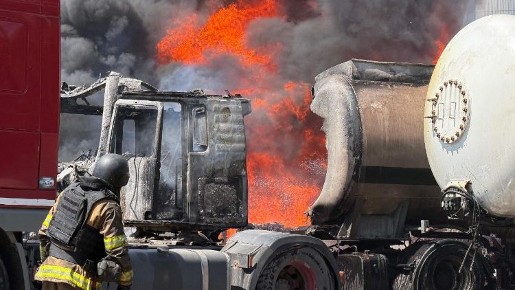 Um socorrista ucraniano trabalha no local de um ataque a&eacute;reo a uma instala&ccedil;&atilde;o de infraestrutura industrial em Zaporizhzhia, em 15 de maio de 2026, em meio &agrave; invas&atilde;o russa da Ucr&acirc;nia. (Foto de Darya Nazarova / AFP)
