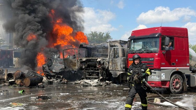 Um socorrista ucraniano trabalha para extinguir um inc&ecirc;ndio ap&oacute;s um ataque a&eacute;reo a uma instala&ccedil;&atilde;o de infraestrutura industrial em Zaporizhzhia, em 15 de maio de 2026, em meio &agrave; invas&atilde;o russa da Ucr&acirc;nia. (Foto de Darya Nazarova / AFP)