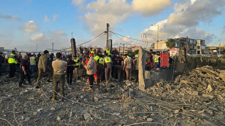 I danni provocati dai missili israeliani nel sud del Libano