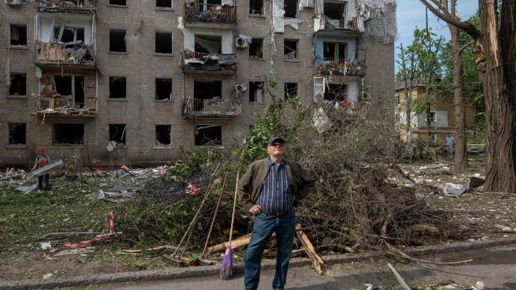 Um homem est&aacute; no p&aacute;tio de um pr&eacute;dio residencial danificado ap&oacute;s um ataque a&eacute;reo em Dnipro, em 18 de maio de 2026, em meio &agrave; invas&atilde;o russa na Ucr&acirc;nia. A R&uacute;ssia lan&ccedil;ou centenas de drones e quase duas dezenas de m&iacute;sseis contra a Ucr&acirc;nia durante a noite, ferindo mais de 30 pessoas, enquanto Kiev e Moscou intensificam os ataques mortais de longo alcance, anunciaram autoridades ucranianas. (Foto de Mykola Synelnykov / AFP)