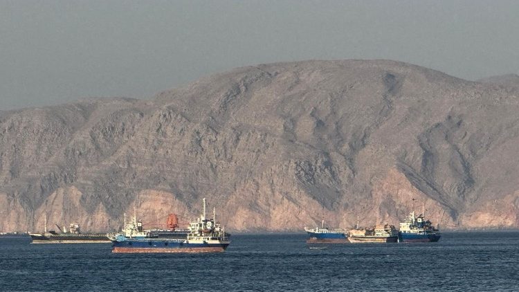 L’ultima proposta d’intesa trasmessa da Teheran a Washington prevede tre elementi principali: rimozione delle sanzioni internazionali, rilascio dei beni iraniani congelati all’estero e fine del “blocco” economico