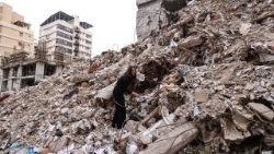 Macerie di un edificio distrutto da un attacco israeliano nel quartiere di Tallet el-Khayyet a Beirut, il 18 maggio scorso