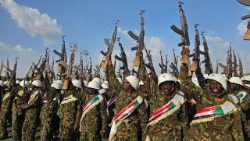 Membri della forza di Resistenza popolare armata sudanese partecipano a una parata militare nello stato di Al-Qadarif, nel Sudan orientale. La Resistenza Popolare è una coalizione di fazioni armate in Sudan, formata in risposta al conflitto in corso 