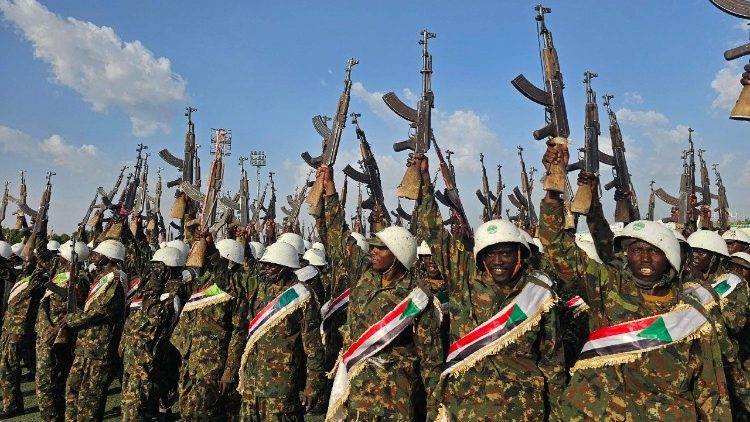 Membri della forza di Resistenza popolare armata sudanese partecipano a una parata militare nello stato di Al-Qadarif, nel Sudan orientale. La Resistenza Popolare è una coalizione di fazioni armate in Sudan, formata in risposta al conflitto in corso 