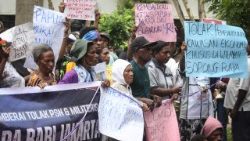 Indigeni papuani e studenti universitari partecipano a una protesta contro i Progetti Strategici Nazionali del governo e l'aumento della presenza militare in Papua