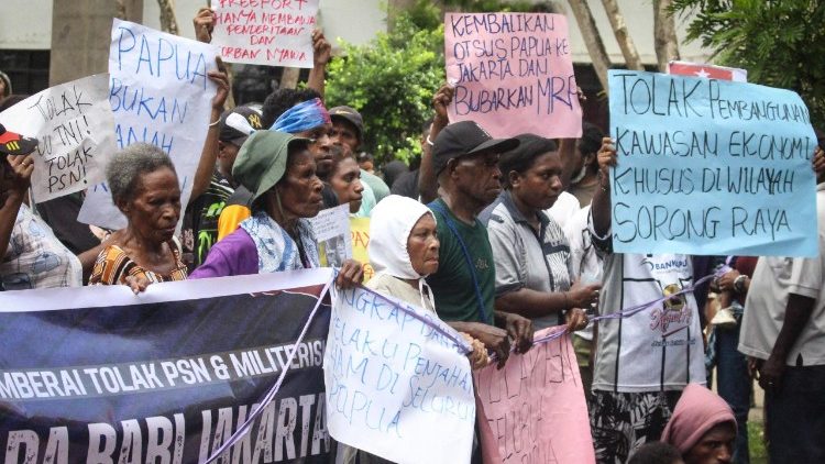 Indigeni papuani e studenti universitari partecipano a una protesta contro i Progetti Strategici Nazionali del governo e l'aumento della presenza militare in Papua