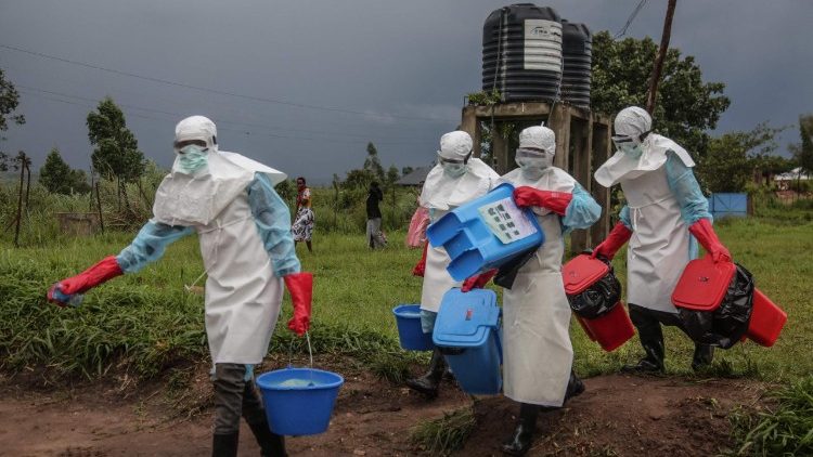Medizinisches Personal mit Schutzkleidung in Kongo