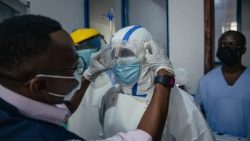 Los trabajadores sanitarios congoleños llevan equipo de protección contra el virus del Ébola (AFP).