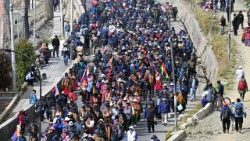 Partecipanti a una marcia di protesta da El Alto a La Paz