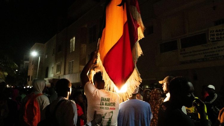 Per ora, le manifestazioni di sostegno registrate nelle ore successive al licenziamento di Sonko non sono sfociate in violenze o tumulti