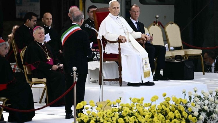 El Presidente Regional dirige su saludo de bienvenida al Papa