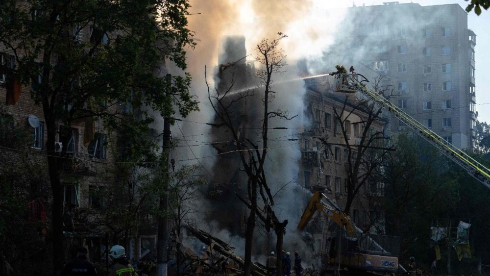 Um bombeiro ucraniano trabalha para extinguir um incêndio em um prédio gravemente danificado após ataques russos em Kiev, em 24 de maio de 2026, em meio à invasão russa da Ucrânia. Um grande ataque com mísseis balísticos atingiu Kiev na madrugada de 24 de maio, disseram as autoridades, ferindo pelo menos cinco pessoas, depois que Moscou ameaçou retaliar pelos ataques no leste da Ucrânia, ocupado pela Rússia. (Foto de OLEKSII FILIPPOV / AFP)
