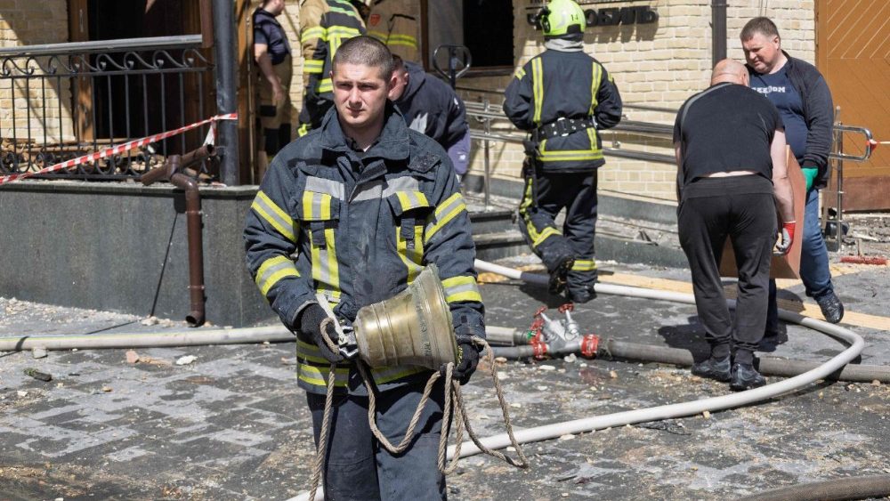 Equipes de resgate e socorristas carregam peças danificadas do Museu Nacional de Chernobyl, severamente atingido por um ataque aéreo russo durante a noite de 24 de maio de 2026, em Kiev, em meio à invasão russa da Ucrânia. Jornalistas da AFP relataram intensos bombardeios na capital ucraniana durante a noite de 23 para 24 de maio de 2026, que deixaram pelo menos quatro mortos em Kiev e arredores, poucos dias após um ataque ucraniano mortal a uma escola de ensino médio em uma região ocupada pela Rússia – um incidente para o qual o presidente russo, Vladimir Putin, prometeu uma resposta militar. (Foto de Serhii Okunev / AFP)