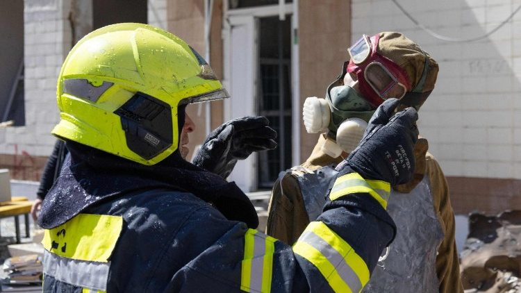 Um socorrista substitui a máscara de gás na cabeça de um manequim retirado do Museu Nacional de Chernobyl, gravemente danificado por um ataque aéreo russo durante a noite, em Kiev, em 24 de maio de 2026, em meio à invasão russa da Ucrânia. Jornalistas da AFP relataram intensos bombardeios na capital ucraniana durante a noite de 23 para 24 de maio de 2026, que deixaram pelo menos quatro mortos em Kiev e arredores, poucos dias após um ataque ucraniano mortal a uma escola secundária em uma região ocupada pela Rússia – um incidente para o qual o presidente russo, Vladimir Putin, prometeu uma resposta militar. (Foto de Serhii Okunev / AFP)