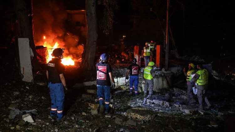 Le conseguenze di un attacco aereo israeliano nella città meridionale di Nabatieh