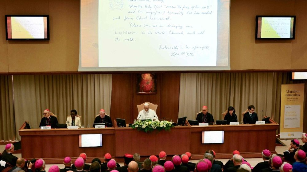 Papa Leoni XIV merr pjesë në prezantimin e Letrës së tij të parë Enciklike "Magnifica Humanitas" të fokusuar në rritjen e inteligjencës artificiale, në Vatikan më 25 maj 2026.