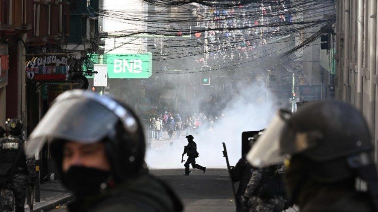 Bentrokan antara aparat keamanan dan para demonstran di La Paz.