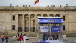 Persone camminano a piazza Bolívar, nella capitale colombiana di Bogotà