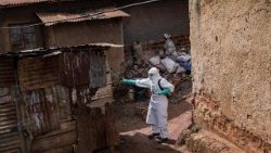 Operatori ugandesi cercano di sanificare l'abitazione di un sospetto malato di Ebola 