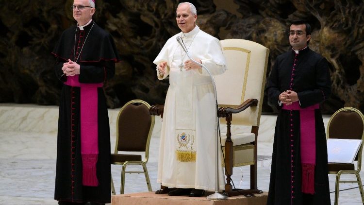 El Papa en el aula Pablo VI ante los carism&aacute;ticos