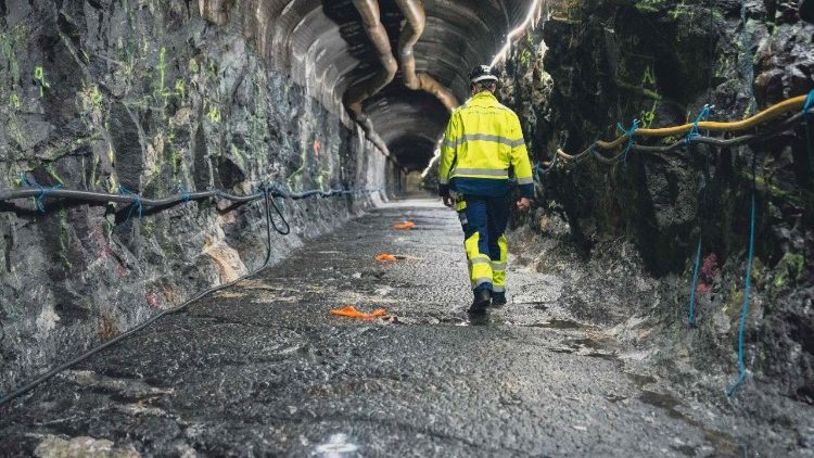 Un operaio che cammina in uno dei tunnel che fanno parte di quello che dovrebbe essere il primo deposito permanente al mondo per combustibile nucleare esaurito radioattivo, il deposito nucleare di Onkalo a Eurajoki, nel sud-ovest della Finlandia.