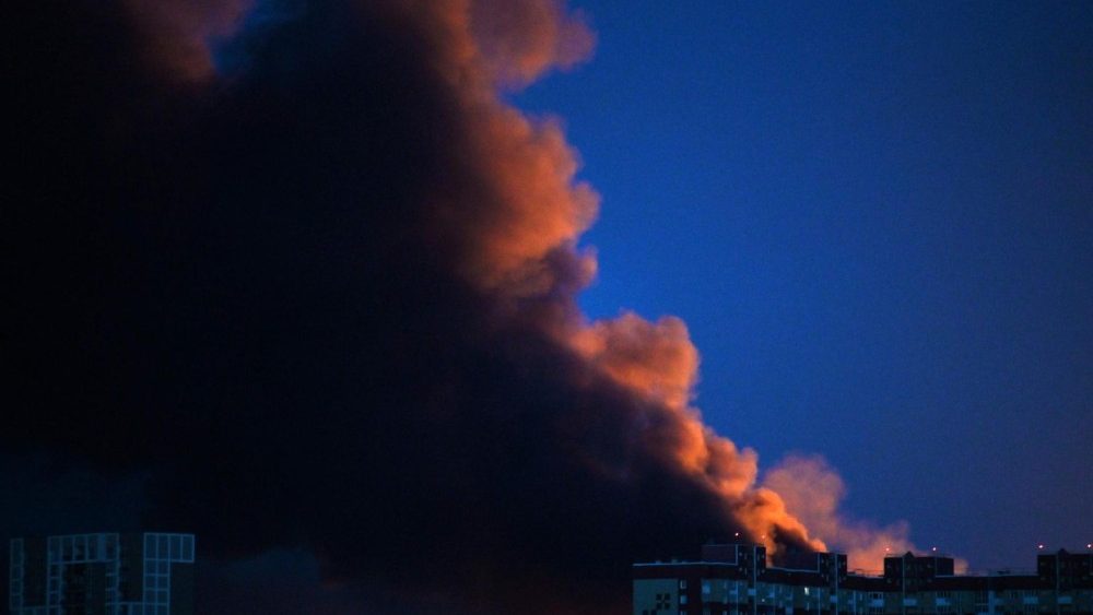Esta fotografia mostra fumaça saindo de um prédio após ataques de mísseis russos em Kiev, em 2 de junho de 2026, durante a invasão russa da Ucrânia. A Rússia disparou mais de 600 drones e dezenas de mísseis — incluindo mísseis balísticos de difícil abate — contra a Ucrânia, informou a Força Aérea de Kiev em 2 de junho de 2026, em um bombardeio noturno que matou pelo menos nove pessoas. (Foto de Sergei SUPINSKY / AFP)