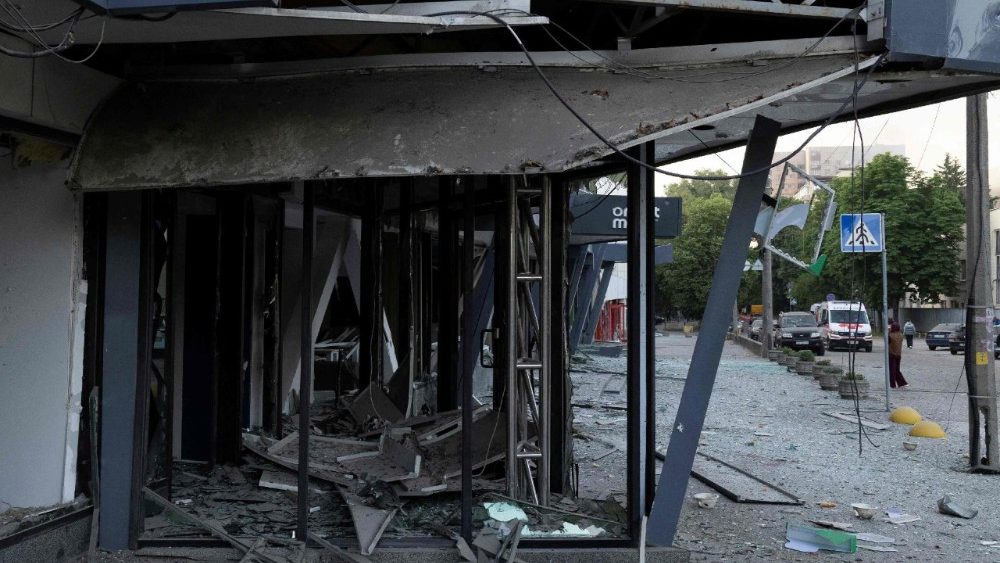 Uma fotografia tirada em 2 de junho de 2026 mostra um centro médico danificado após um ataque aéreo em Kiev, em meio à invasão russa da Ucrânia. A Rússia bombardeou a Ucrânia com centenas de drones e dezenas de mísseis na madrugada de 2 de junho de 2026, depois de ameaçar um ataque em larga escala e alertar cidadãos estrangeiros para deixarem Kiev. (Foto de Serhii Okunev / AFP)
