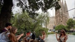 Des jeunes devant la Sagrada Família à Barcelone en Espagne.