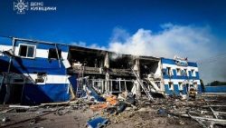 Intanto sul terreno i combattimenti proseguono senza sosta. Secondo le autorità ucraine, nelle ultime 24 ore almeno undici persone sono state uccise e sessantotto ferite nei raid russi