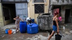 En las calles de La Habana, la gente llena cubos y recipientes de agua tomándola de depósitos de almacenamiento.