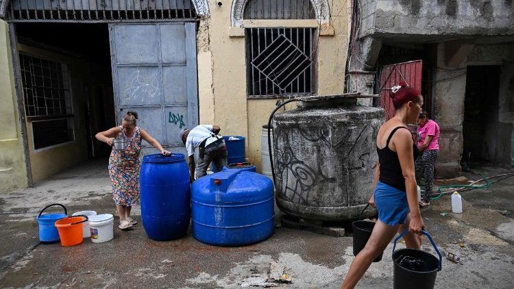 En las calles de La Habana, la gente llena cubos y recipientes de agua tomándola de depósitos de almacenamiento.