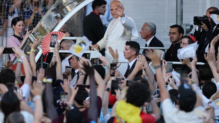 Papa Le&atilde;o entre a multid&atilde;o antes da Vig&iacute;lia de ora&ccedil;&atilde;o na Plaza de Lima (Madrid)