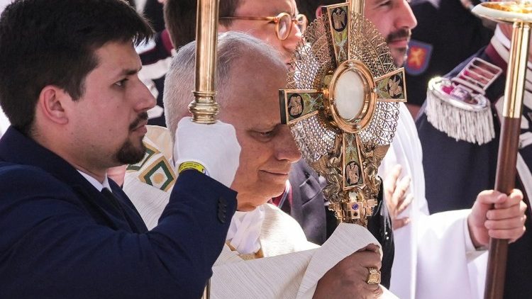 Az &Uacute;r k&ouml;zt&uuml;nk &eacute;s vel&uuml;nk egy&uuml;tt halad 