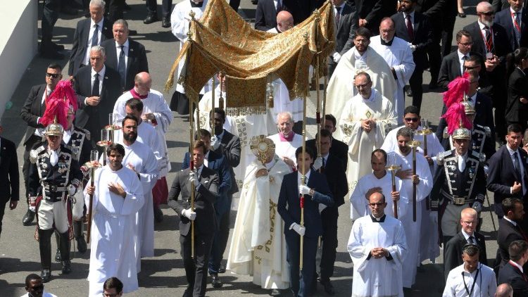 Úrnapi körmenet Madridban Leó pápa vezetésével 
