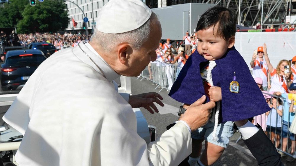Bad in der Menge vor der großen Messe in Madrid (AFP / Vatican Media)