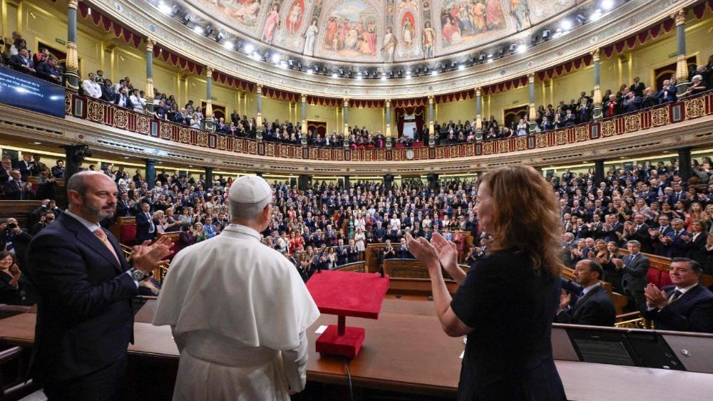 Leoni XIV mban fjalim përpara Kongresit të Deputetëve në Madrid