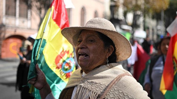 Una donna con la bandiera nazionale boliviana partecipa a una marcia contro i blocchi stradali