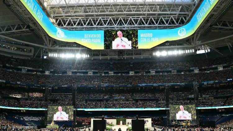 Leó pápa a telt házas Bernabéu stadionban