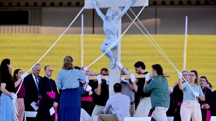 La invocaci&oacute;n del Esp&iacute;ritu Santo y la entronizaci&oacute;n de la Cruz, llevada por algunos j&oacute;venes dio paso a los testimonios