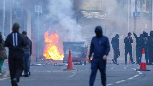Irlanda del Nord, proteste a Belfast contro l'immigrazione