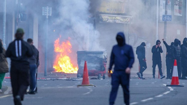 Il servizio antincendio ha riferito di aver ricevuto centinaia di chiamate e di essere intervenuto in decine di incidenti nell’area della Grande Belfast