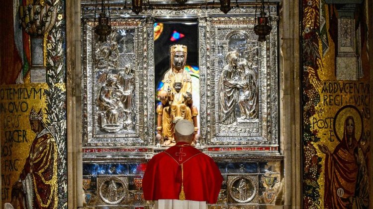 Леў XIV падчас малітвы перад фігурай Маці Божай з Мансэрат