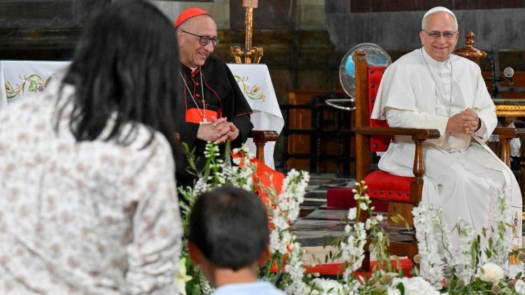 R&aacute;szorul&oacute;k a p&aacute;pai esem&eacute;nyen a barcelonai a Sant Agust&iacute;-templomban